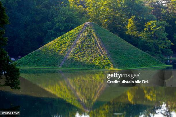 Deutschland/Brandenburg/Cottbus, , Enthuellung der restaurierten Wasserpyramide im Pueckler-Park Branitz; Nach aufwaendiger Restaurierung wird das...