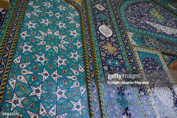 traditional wall decoration in mosque - kadhimiyah fotografías e imágenes de stock