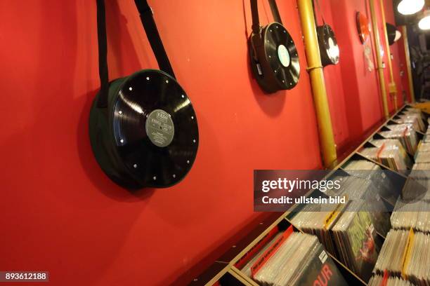 Berlin - Schöneberg : DODO BEACH - der Schallplattenladen in Berlin Schöneberg. Zahlreiche Kunden und Vinyl-Sammler haben sich am RECORD STORE DAY...