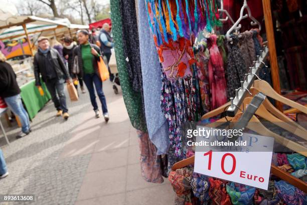 Berlin - Schöneberg : Zahlreiche Marktbesucher bummeln über den Wochenmarkt auf dem Winterfeldtplatz. Eine große Anzahl von Händlern haben ihre...