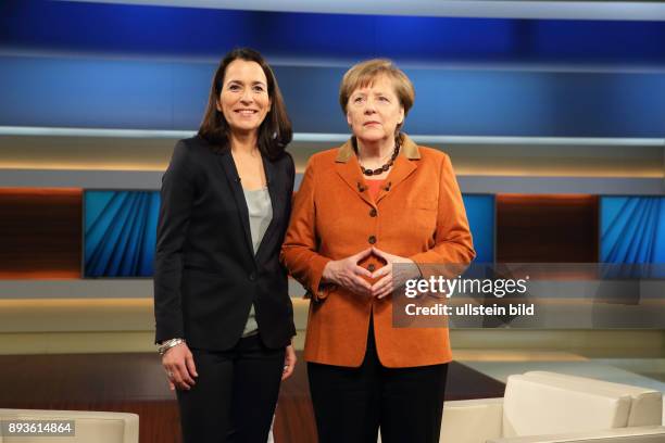 Anne Will mit Dr. Angela Merkel in der ARD-Talkshow ANNE WILL am in Berlin Thema der Sendung: Deutschland gespalten, in Europa isoliert - Wann...