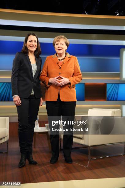 Anne Will mit Dr. Angela Merkel in der ARD-Talkshow ANNE WILL am in Berlin Thema der Sendung: Deutschland gespalten, in Europa isoliert - Wann...