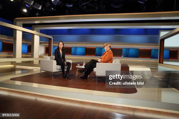 Anne Will mit Dr. Angela Merkel in der ARD-Talkshow ANNE WILL am in Berlin Thema der Sendung: Deutschland gespalten, in Europa isoliert - Wann...