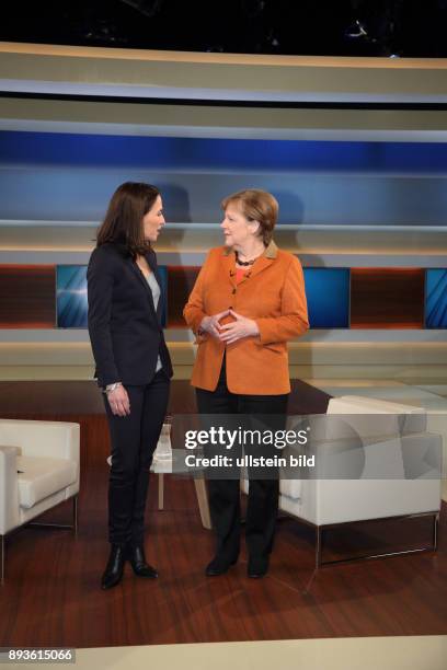 Anne Will mit Dr. Angela Merkel in der ARD-Talkshow ANNE WILL am in Berlin Thema der Sendung: Deutschland gespalten, in Europa isoliert - Wann...