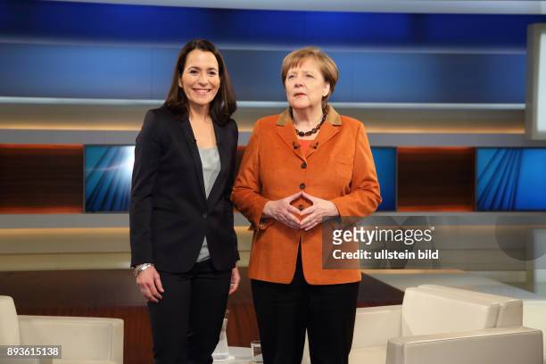 Anne Will mit Dr. Angela Merkel in der ARD-Talkshow ANNE WILL am in Berlin Thema der Sendung: Deutschland gespalten, in Europa isoliert - Wann...