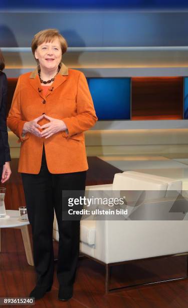 Dr. Angela Merkel in der ARD-Talkshow ANNE WILL am in Berlin Thema der Sendung: Deutschland gespalten, in Europa isoliert - Wann steuern Sie um, Frau...