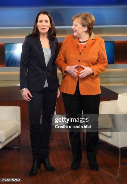 Anne Will mit Dr. Angela Merkel in der ARD-Talkshow ANNE WILL am in Berlin Thema der Sendung: Deutschland gespalten, in Europa isoliert - Wann...