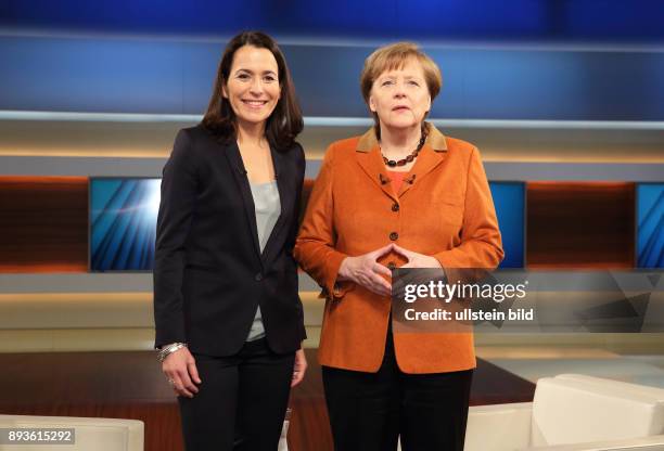 Anne Will mit Dr. Angela Merkel in der ARD-Talkshow ANNE WILL am in Berlin Thema der Sendung: Deutschland gespalten, in Europa isoliert - Wann...