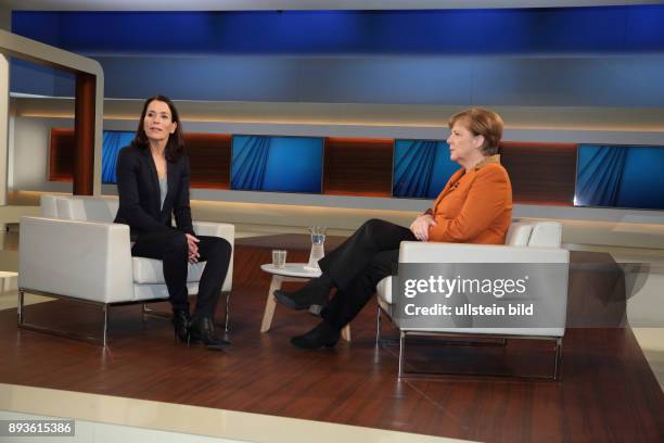 Anne Will mit Dr. Angela Merkel in der ARD-Talkshow ANNE WILL am in Berlin Thema der Sendung: Deutschland gespalten, in Europa isoliert - Wann...