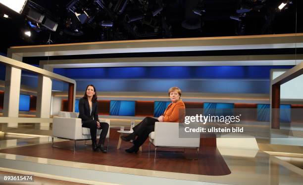 Anne Will mit Dr. Angela Merkel in der ARD-Talkshow ANNE WILL am in Berlin Thema der Sendung: Deutschland gespalten, in Europa isoliert - Wann...