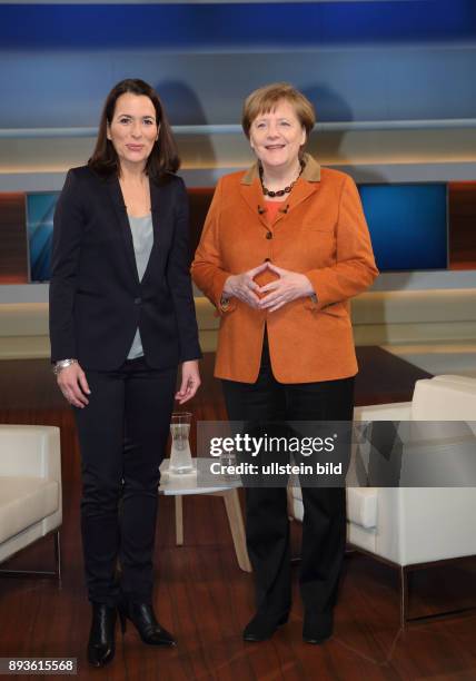 Anne Will mit Dr. Angela Merkel in der ARD-Talkshow ANNE WILL am in Berlin Thema der Sendung: Deutschland gespalten, in Europa isoliert - Wann...