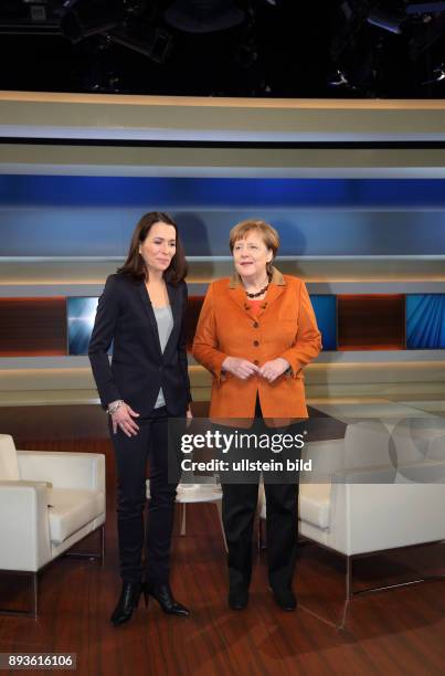 Anne Will mit Dr. Angela Merkel in der ARD-Talkshow ANNE WILL am in Berlin Thema der Sendung: Deutschland gespalten, in Europa isoliert - Wann...