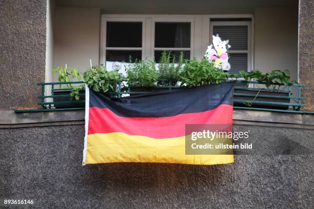 Berlin-Mitte : Fußball UEFA EM 2016 in Frankreich - Geschmückter Balkon eines Fußballfans mit Deutschlandflagge