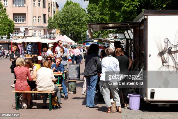 Berlin - Schöneberg : Marktbesucher bummeln über den Wochenmarkt auf dem Winterfeldtplatz. Zahlreiche Händler haben ihre Marktstände aufgebaut und...