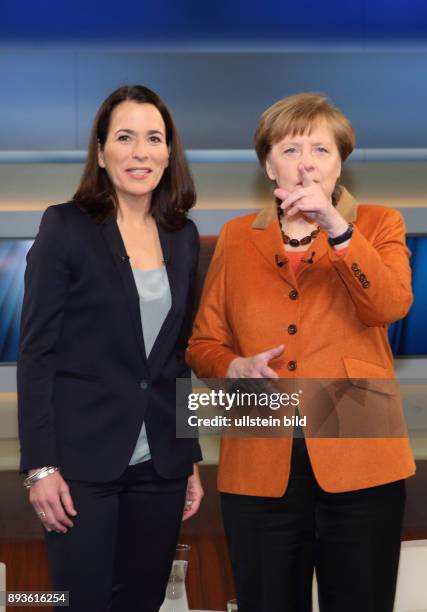 Anne Will mit Dr. Angela Merkel in der ARD-Talkshow ANNE WILL am in Berlin Thema der Sendung: Deutschland gespalten, in Europa isoliert - Wann...