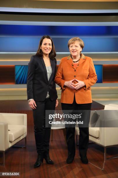 Anne Will mit Dr. Angela Merkel in der ARD-Talkshow ANNE WILL am in Berlin Thema der Sendung: Deutschland gespalten, in Europa isoliert - Wann...