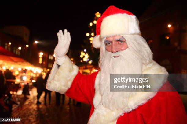 Berlin-Pankow : Lucia-Weihnachtsmarkt auf dem Gelände der Kulturbrauerei in Prenzlauer Berg. Zahlreiche Händler, Kunsthandwerker und Künstler sorgen...