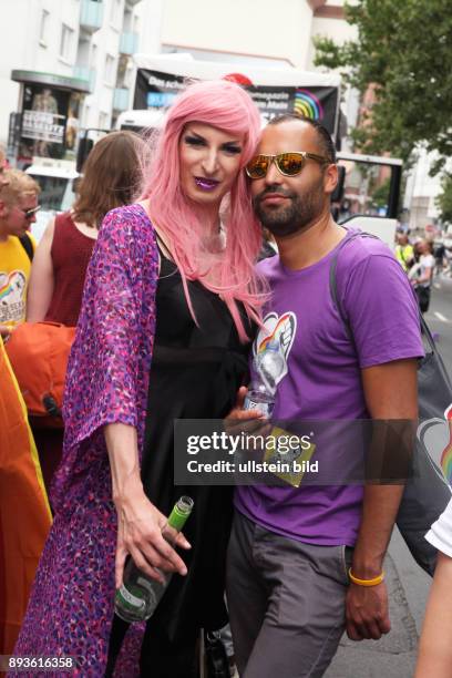 Am in Frankfurt am Main - Motto: Liebe GEGEN RECHTS Zum 24. Mal zog die bunte CSD-Parade durch die Frankfurter Innenstadt . Zur größten...