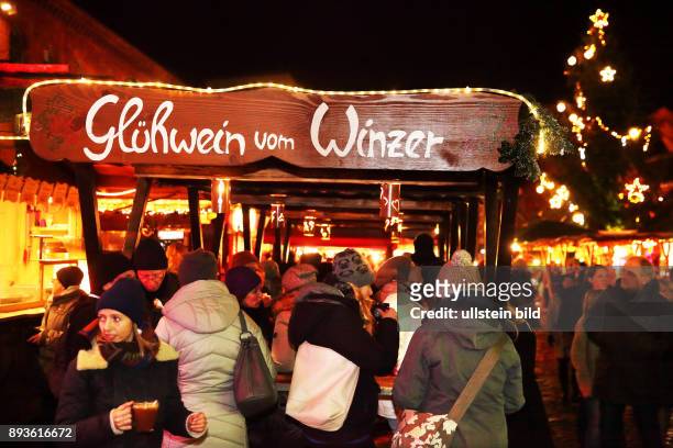 Berlin-Pankow : Lucia-Weihnachtsmarkt auf dem Gelände der Kulturbrauerei in Prenzlauer Berg. Zahlreiche Händler, Kunsthandwerker und Künstler sorgen...