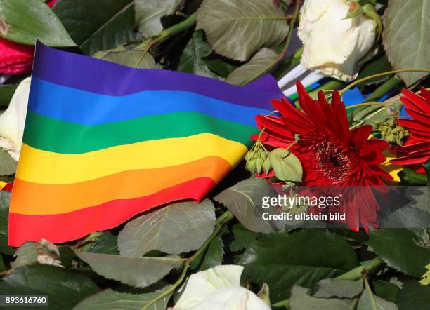 Berlin-Mitte: Gedenken an die Opfer des homophoben Terroranschlags im Nachtclub PULSE in Orlando . - Niedergelegter Blumenschmuck und Kerzen vor der...