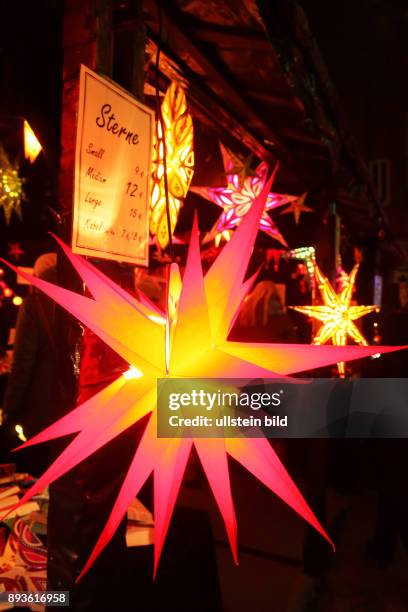 Berlin-Pankow : Lucia-Weihnachtsmarkt auf dem Gelände der Kulturbrauerei in Prenzlauer Berg. Zahlreiche Händler, Kunsthandwerker und Künstler sorgen...