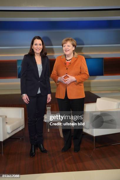 Anne Will mit Dr. Angela Merkel in der ARD-Talkshow ANNE WILL am in Berlin Thema der Sendung: Deutschland gespalten, in Europa isoliert - Wann...