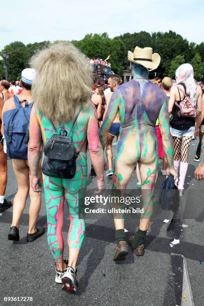 Berlin - CHRISTOPHER STREET DAY 2016 - MOTTO: DANKE FÜR NIX / THANKS FOR NOTHING Mal zog die bunte CSD-Parade durch die Hauptstadt. Gestartet wurde...