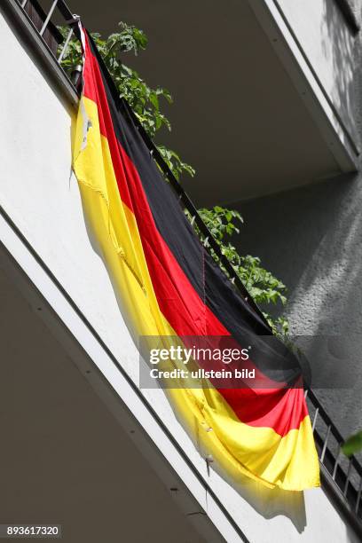 Berlin-Mitte: Fußball EM 2016 in Frankreich - Europameisterschaft - Geschmückter Balkon eines Fußballfans mit Deutschlandflagge.