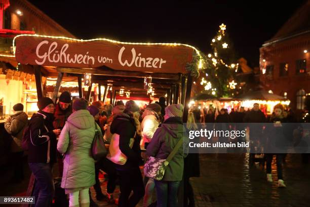 Berlin-Pankow : Lucia-Weihnachtsmarkt auf dem Gelände der Kulturbrauerei in Prenzlauer Berg. Zahlreiche Händler, Kunsthandwerker und Künstler sorgen...