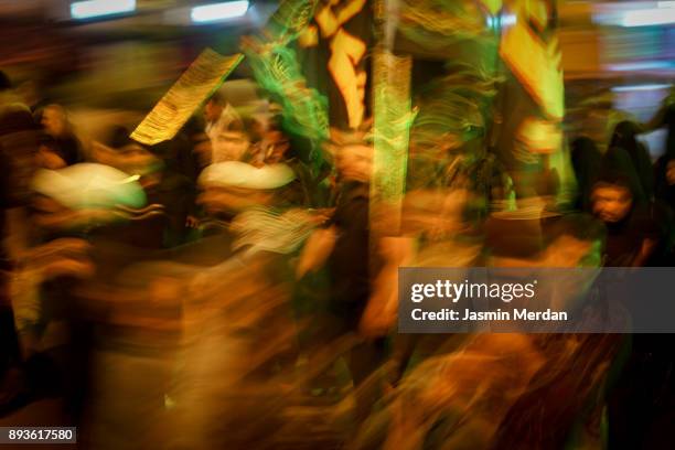 abstract walking people blurred - arbaeen - fotografias e filmes do acervo