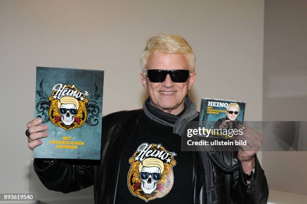 Sänger Heino mit CD 'Mit freundlichen Grüßen'