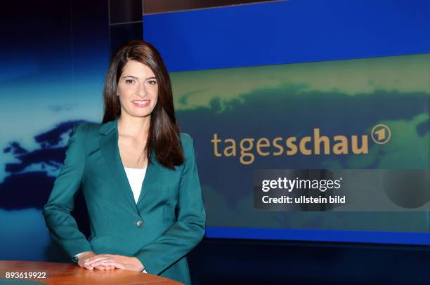Tagesschau: Linda Zervakis am 17. Mai erstmals in der 20-Uhr-Ausgabe - Fototermin im ARD-aktuell-Studio Mit Dr. Kai Gniffke, Chefredakteur von...