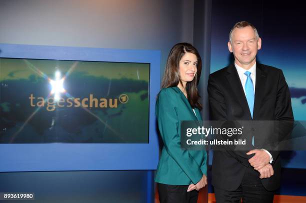 Tagesschau: Linda Zervakis am 17. Mai erstmals in der 20-Uhr-Ausgabe - Fototermin im ARD-aktuell-Studio Mit Dr. Kai Gniffke, Chefredakteur von...