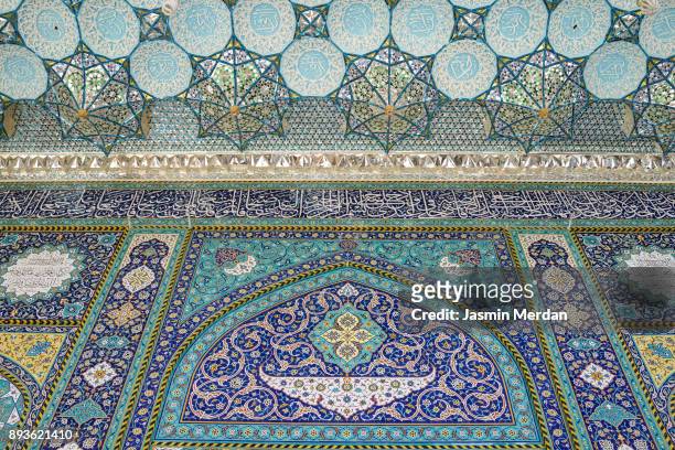 traditional wall decoration in mosque - kadhimiyah fotografías e imágenes de stock