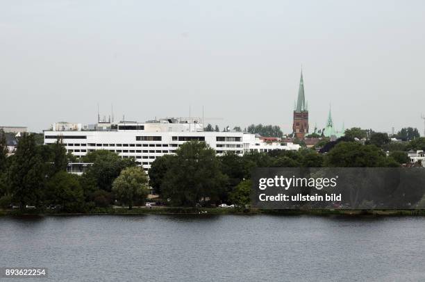 Von der Dachterrasse des Hotels Le Royal Meridién am gegenüberliegenden Alsterufer verschwindet das geschlossene InterContinental fast hinter den...