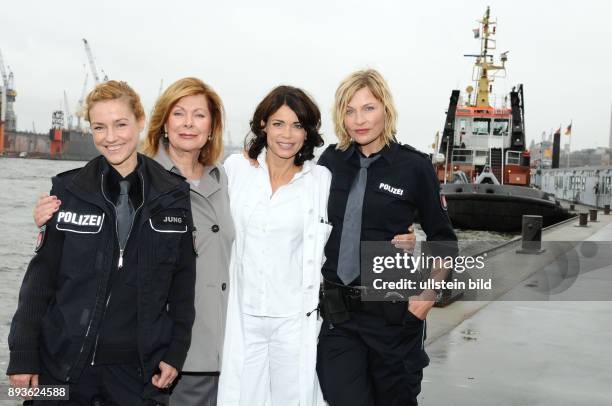 Fototermin Notruf Hafenkante Einmal Traumschiff St. Pauli Landungsbrücken / Brücke 10 Foto : Rhea Harder, Heide Keller, Gerit Kling, Sanna Englund