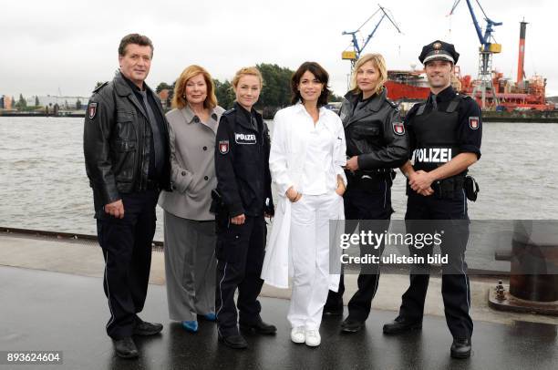 Fototermin von Notruf Hafenkante Einmal Traumschiff St. Pauli Landungsbrücken / Brücke 10 Foto : Heide Keller mit Notruf Hafenkante Team , Bruno F....