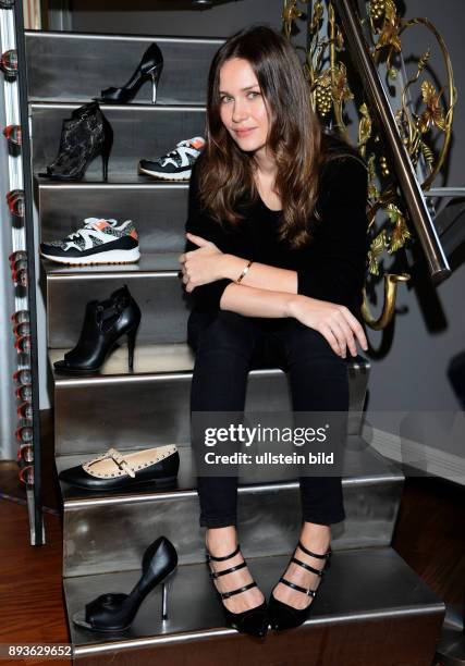 Die schwedische Fashion-Bloggerin Caroline Blomst stellte am 12. Februar die Schuhe der Blogger Kollektion auf einer Pressekonferenz in Hamburg der...