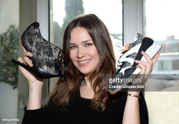 Die schwedische Fashion-Bloggerin Caroline Blomst stellte am 12. Februar die Schuhe der Blogger Kollektion auf einer Pressekonferenz in Hamburg der...