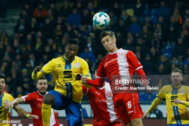 Suleiman Abdullahi of Braunschweig challenges Florian Neuhaus of Duesseldorf during the Second Bundesliga match between Eintracht Braunschweig and...