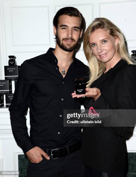 Jette Joop und Jakob Wilhelm , stellten in Hamburg in der Joop Villa Parkallee Ihr Neues Parfum JETTE BLACK vor. Henriette Elisabeth Joop, bekannt...