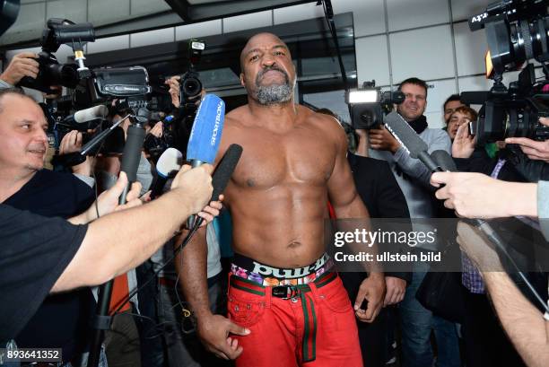 Pressetraining Wladimir Klitschko und Kubrat Pulev bei Volkswagen Automobile Hamburg Shannon Briggs kam,war wütend ,wurde ausgesperrt.