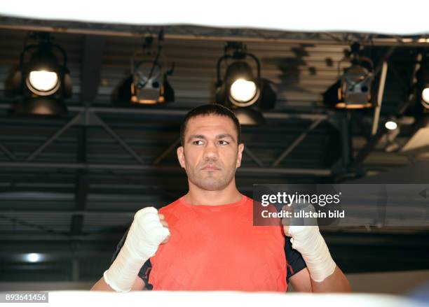 Pressetraining Kubrat Pulev bei Volkswagen Automobile Hamburg Kubrat Wenkow Pulew ist ein bulgarischer Boxer und ehemaliger Europameister im...