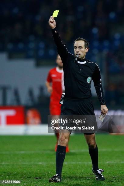 Referee Patrick Alt with the yellow card during the Second Bundesliga match between Eintracht Braunschweig and Fortuna Duesseldorf at Eintracht...