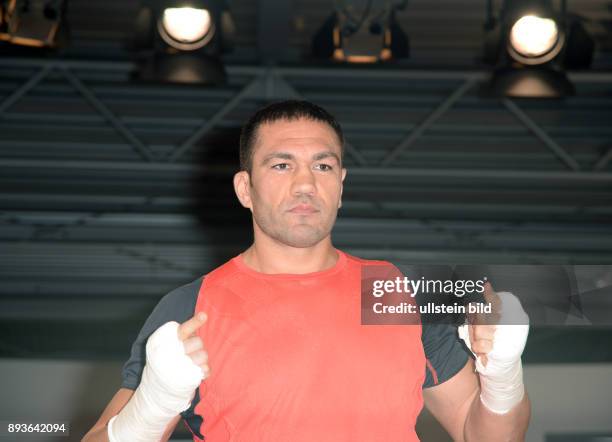 Pressetraining Kubrat Pulev bei Volkswagen Automobile Hamburg Kubrat Wenkow Pulew ist ein bulgarischer Boxer und ehemaliger Europameister im...