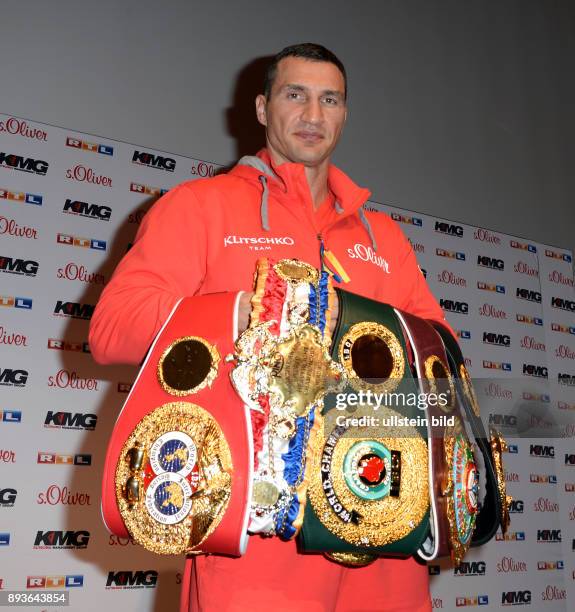 Fototermin , Schwergewichtsbox-WM-Kampf zwischen Weltmeister Wladimir Klitschko und Herausforderer Kubrat Pulev . Kitschko sauer , Kubrat Pulev kam...