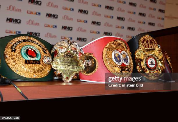 Fototermin , Schwergewichtsbox-WM-Kampf zwischen Weltmeister Wladimir Klitschko und Herausforderer Kubrat Pulev . Kitschko sauer , Kubrat Pulev kam...