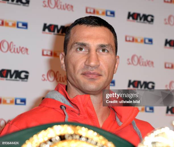 Fototermin , Schwergewichtsbox-WM-Kampf zwischen Weltmeister Wladimir Klitschko und Herausforderer Kubrat Pulev . Kitschko sauer , Kubrat Pulev kam...