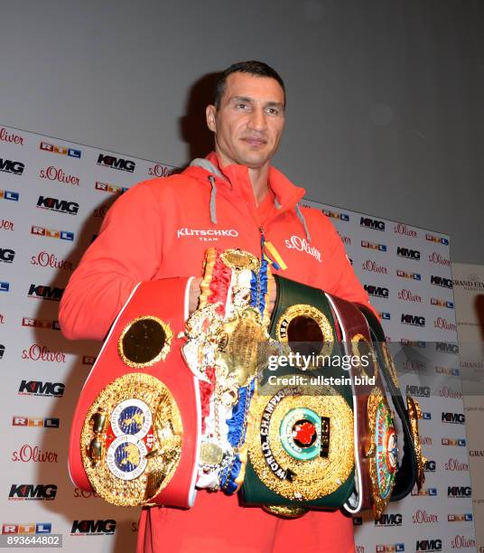 Fototermin , Schwergewichtsbox-WM-Kampf zwischen Weltmeister Wladimir Klitschko und Herausforderer Kubrat Pulev . Kitschko sauer , Kubrat Pulev kam...