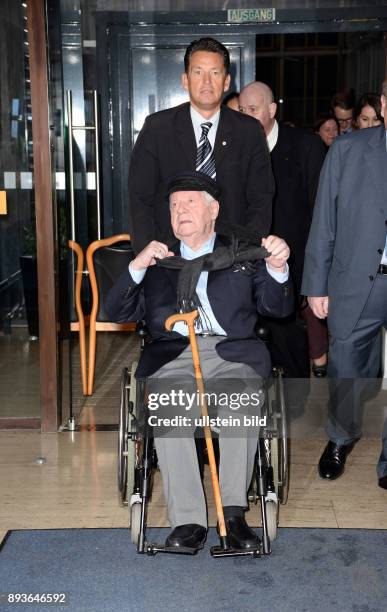 Verleihung des Gustav-Stresemann-Preises Deutscher Freimaurer an Herrn Bundeskanzler a.D. Helmut Schmidt im Logenhaus Hamburg, Helmut Schmidt ist ein...